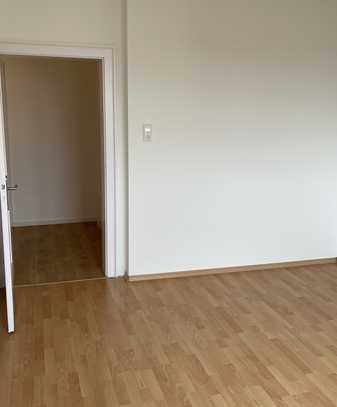 Modernisierte 3-Raum-Wohnung mit Balkon und Einbauküche in Hannover