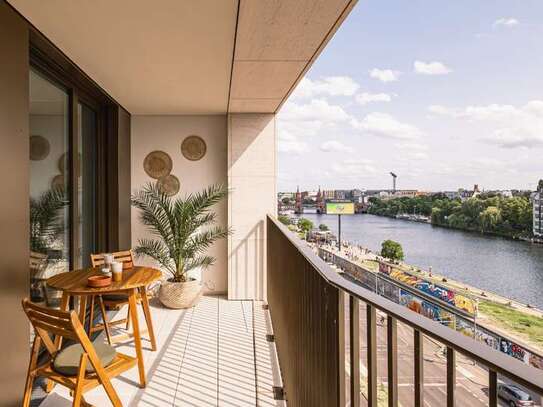 Stilvolle, voll möblierte 2 Zimmer Penthouse-Wohnung mit Balkon und Spreeblick