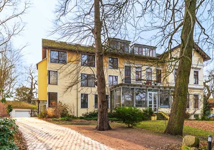 Villa in Parklage Borgfelds: modernes 3-Fam.-Haus