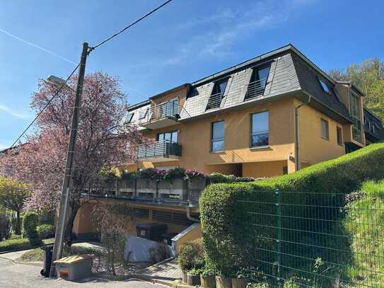 **Bezugsfreie und frisch renovierte helle 2-Raum Wohnung im Dachgeschoss mit Tiefgaragenstellplatz**