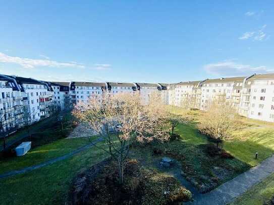 wunderbare Dachgeschosswohnung mit offener Küche + Balkon in Schloßchemnitz