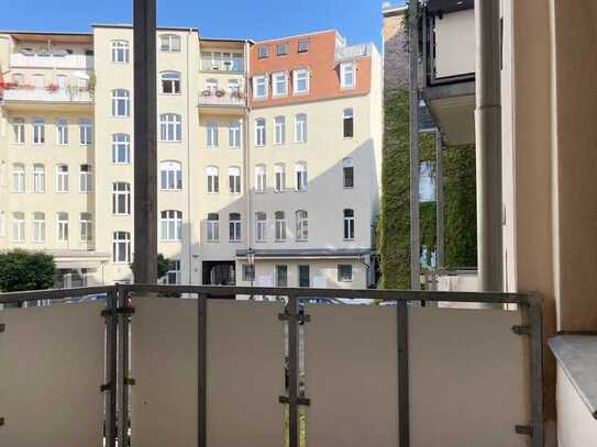 Absolute Innenstadtlage. 2 Zimmer mit Einbauküche und Balkon...