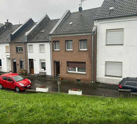 Stark sanierungsbedürftiges Haus in Griethausen