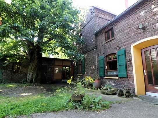 Historisches Bauernhaus mit Nebengebäuden plus Halle auf großem Grundstück!