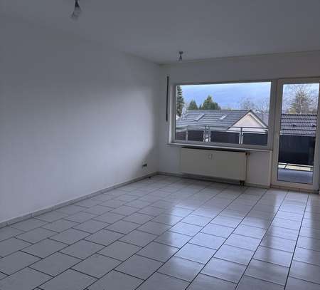 Attraktive und vollständig renovierte 3-Zimmer-Wohnung mit Balkon in Solingen