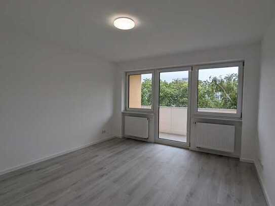 * WG geeignete * Mitarbeiterwohnung * 4 Zimmer * Balkon * Flughafen nah *