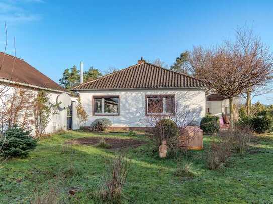 Walmdachbungalow mit Nebengebäude und Garage in ruhiger Randlage