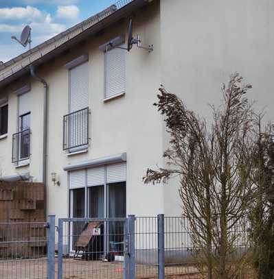 Stadtnahes Leben im gepflegten Reihenendhaus mit zeitloser Optik, Südterrasse und Garten