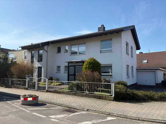 EXKLUSIVE, SEHR SCHÖNE UND GUT AUSGESTATTETE 3,5-ZIMMER-WOHNUNG MIT TERRASSE UND STELLPLATZ ZENTRAL
