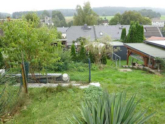 Kleines Haus mit großem Garten und 2 Garagen sucht neue Liebhaber