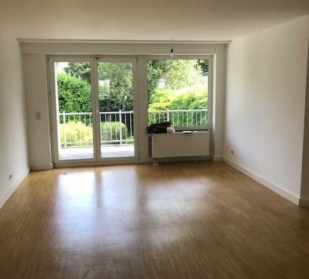 - Reserviert- Renovierte goßzügig aufgeteilte 3 Zimmer Wohnung in D-Benrath mit EBK und Balkon