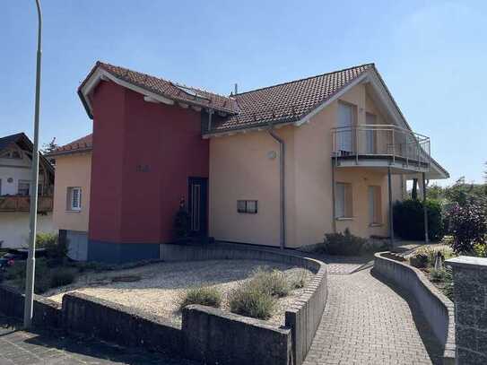 Moderne, sonnige 3 Zimmer-Wohnung mit Balkon und Garage