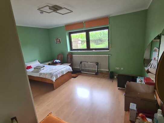 Schöne 2 Zimmer Souterrain Wohnung mit freier Sicht und mit Garten