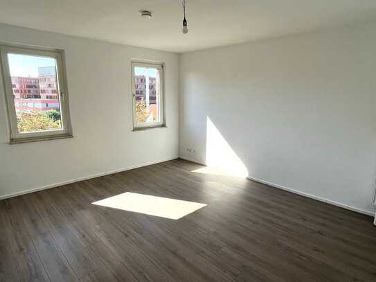 *Schön geschnittene 3 Zi.-Whg. mit Balkon und neuer EBK - WG-geeignet + neu renoviert*