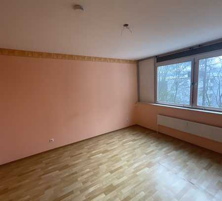 3-Zimmer-Wohnung mit neuem Laminatboden und Balkon!