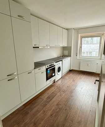 Stilvolle, modernisierte 2-Zimmer-Wohnung mit Balkon und EBK in Stuttgart