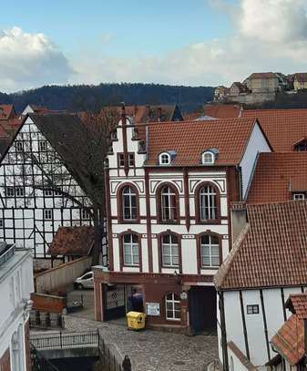 Frisch sanierte, helle Dachgeschoss 2-R-WE mit gr. Südbalkon su. ruhige Mieter*in