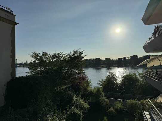 Beste Aussichten: Lichtdurchflutete Wohnung im Ruhiglage mit Dom- und Rheinblick