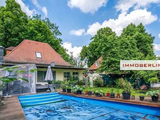 IMMOBERLIN.DE - Klassisches Torhaus mit Sonnengarten + Pool am Kartzower Schloss