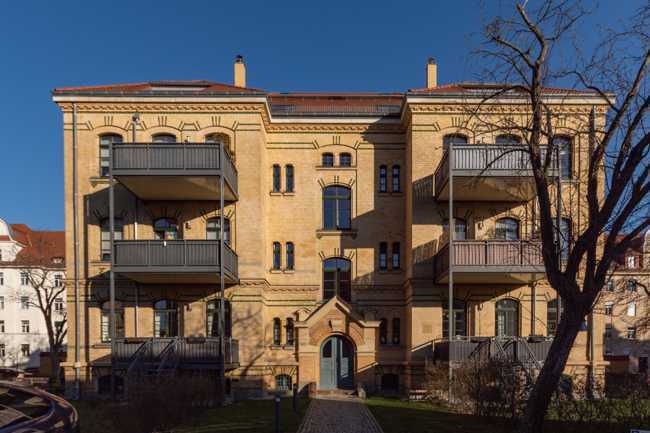 Charmante Dachgeschoss-Wohnung in Gohlis-Mitte | Süd-West-Balkon | Außenstellplatz | Aufzug