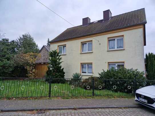 Einfamilienhaus mit Carport und Nebengelass auf großem Grundstück...