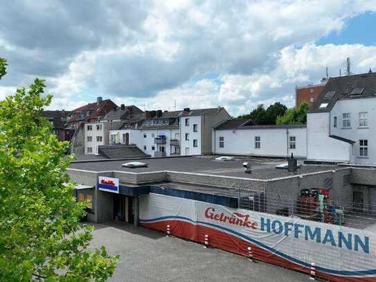 Zentrale Einzelhandelsfläche in Krefeld mit Parkplätzen