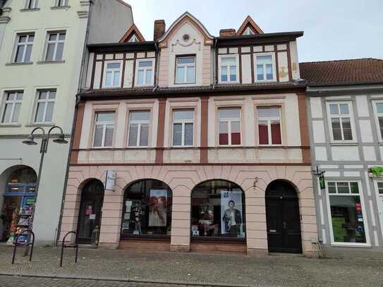 Zweiseitig erschlossenes Wohn- und Geschäftshaus mit eigenen Stellplätzen im Zentrum von Salzwedel