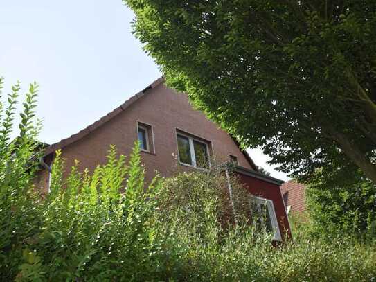 Sanierungsbedürftiges Wohnhaus auf schönem Grundstück mit Weitblick