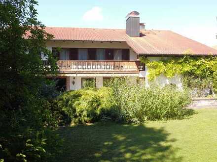 Möbliertes WG-Zimmer in 3er-WG in einem riesigen Einfamilienhaus mit Indoor-Pool auf großem Grund!