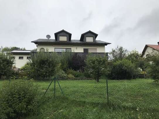 Freundliche 3-Zimmer-DG-Wohnung mit Balkon und Einbauküche in Marktrodach