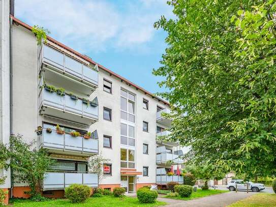 Schöne 3-Zimmer-Wohnung mit Einbauküche, Balkon und 2 Stellplätzen