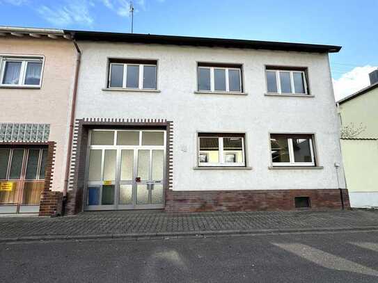 Renovierungsbedürftiges EFH mit Loggia, Garage, Nebengebäude + Garten in ruhiger Lage