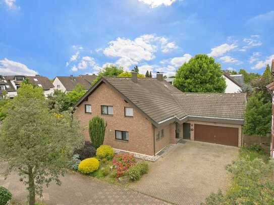 Repräsentative Villa in Köln-Rath mit Garten, Einliegeroption und attraktiver Ausbaureserve