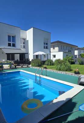 Modernes Traumhaus mit Pool und Garten