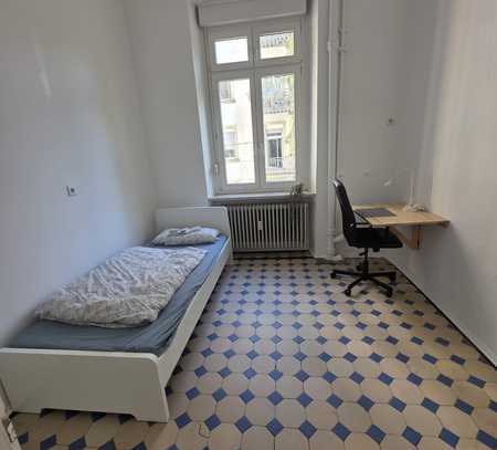 Schönes möbliertes Zimmer in 6er WG 1.OG Zi. E