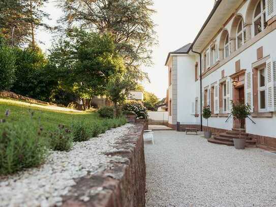 Exklusive Villa am Neckar: Dachgeschosswohnung mit Blick ins Tal