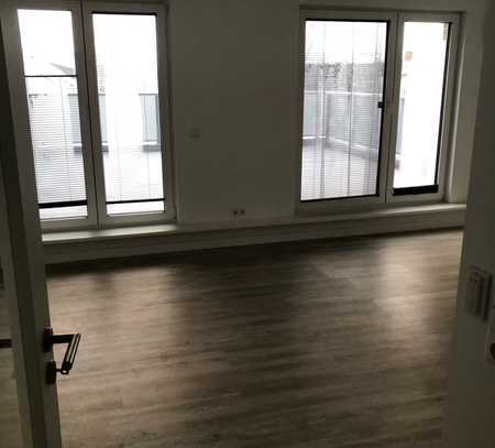 Exklusive 3-Raum-Penthouse-Wohnung mit Einbauküche in Pinneberg