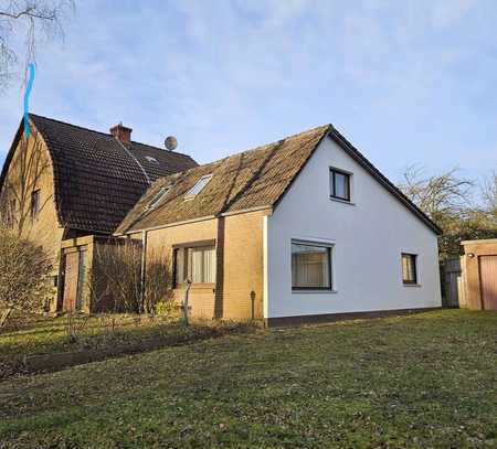 FAMILIENTRAUM, GERÄUMIGE DHH MIT POTENTIAL,2 GARAGEN U. CA. 888 m² GRUND-ERBPACHT- IN GRÜNER LAGE