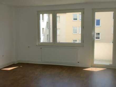 Helles Apartment mit Balkon und Einbauküche in zentraler, aber ruhiger Lage