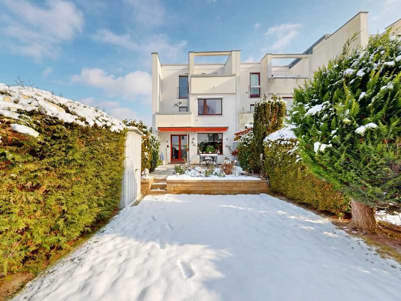 Familienfreundliches Reihenendhaus mit Garten, Fußbodenheizung und Hobbykeller