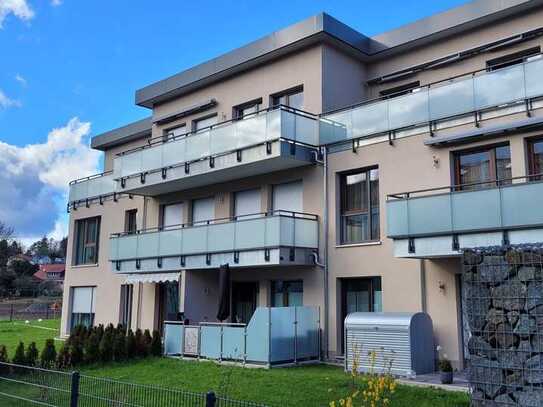 Hochwertige Erdgeschosswohnung mit Terrasse, Einbauküche und Carport