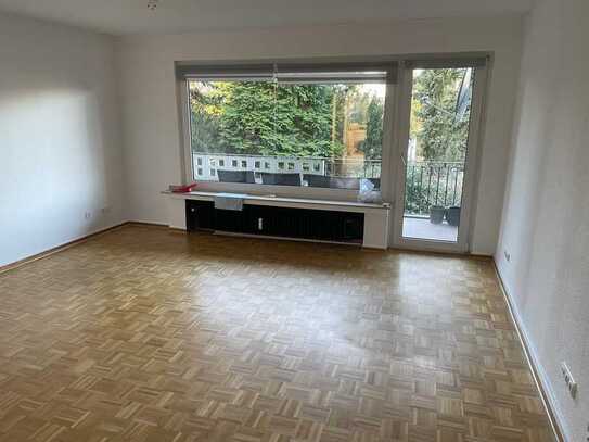 Stilvolle, vollst. renovierte 3,5-Zimmer-Wohnung mit geh. Innenausstattung mit Balkon und EBK
