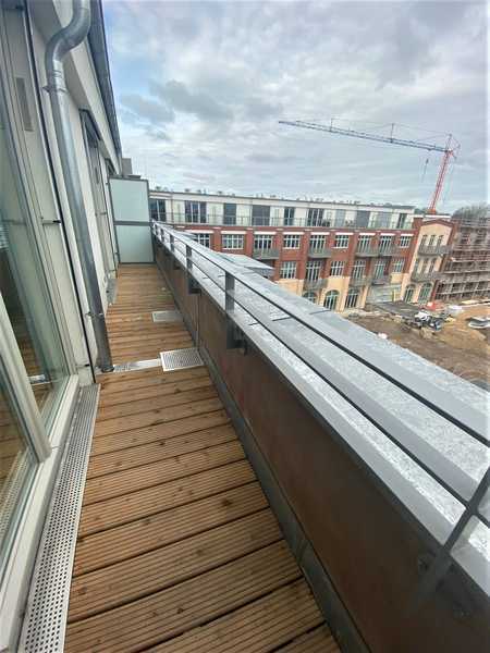 Dachterrasse zum ruhigen Innenhof mit EBK, Abstellkammer und Klimaanlage!