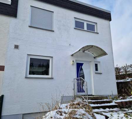 Reihenendhaus mit toller Feldrandlage in Weilrod-Riedelbach. Ideal für Familien..