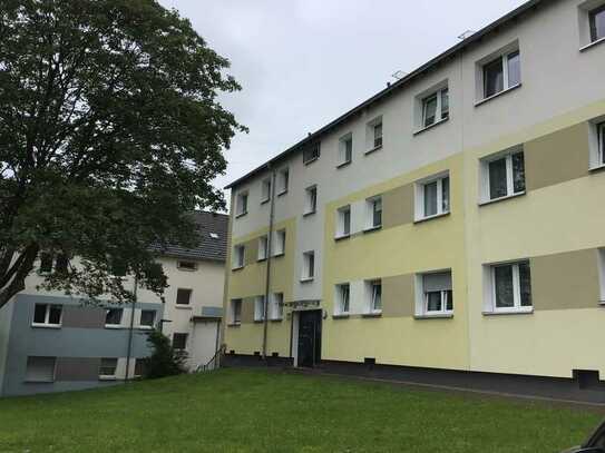 Auf gute Nachbarschaft: renovierte 3-Zimmer-Wohnung mit Balkon!