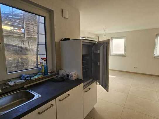 ++ Maisonette-Wohnung im 1-Fam.-Haus - neu - gehoben mit Terrasse und Stellplatz ++