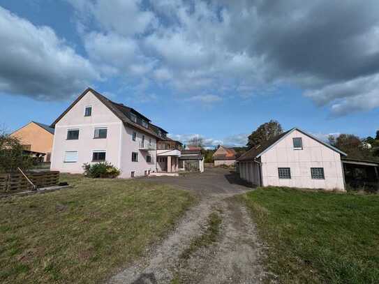 Freistehendes Mehrfamilienhaus in Ortschaftsrandlage