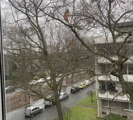 Gepflegte 2,5-Raum-Terrassenwohnung mit großem Balkon (10qm) und Einbauküche in Krefeld