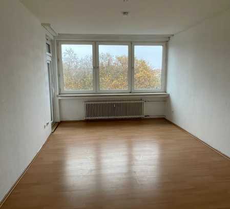 Schöne 3- Zimmerwohnung mit Balkon in zentraler Lage.