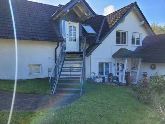 Attraktive und gepflegte 4-Zimmer-Hochparterre-Wohnung mit Balkon in Lindlar